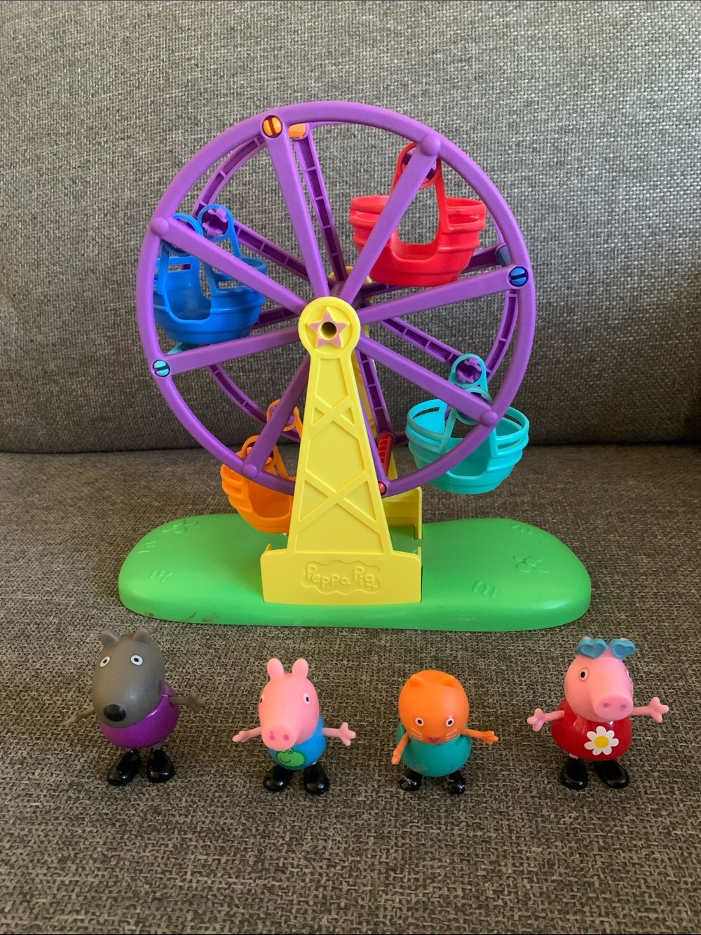 Peppa Pig Ferris Wheel Carnival Ride Playset with 4 Figures